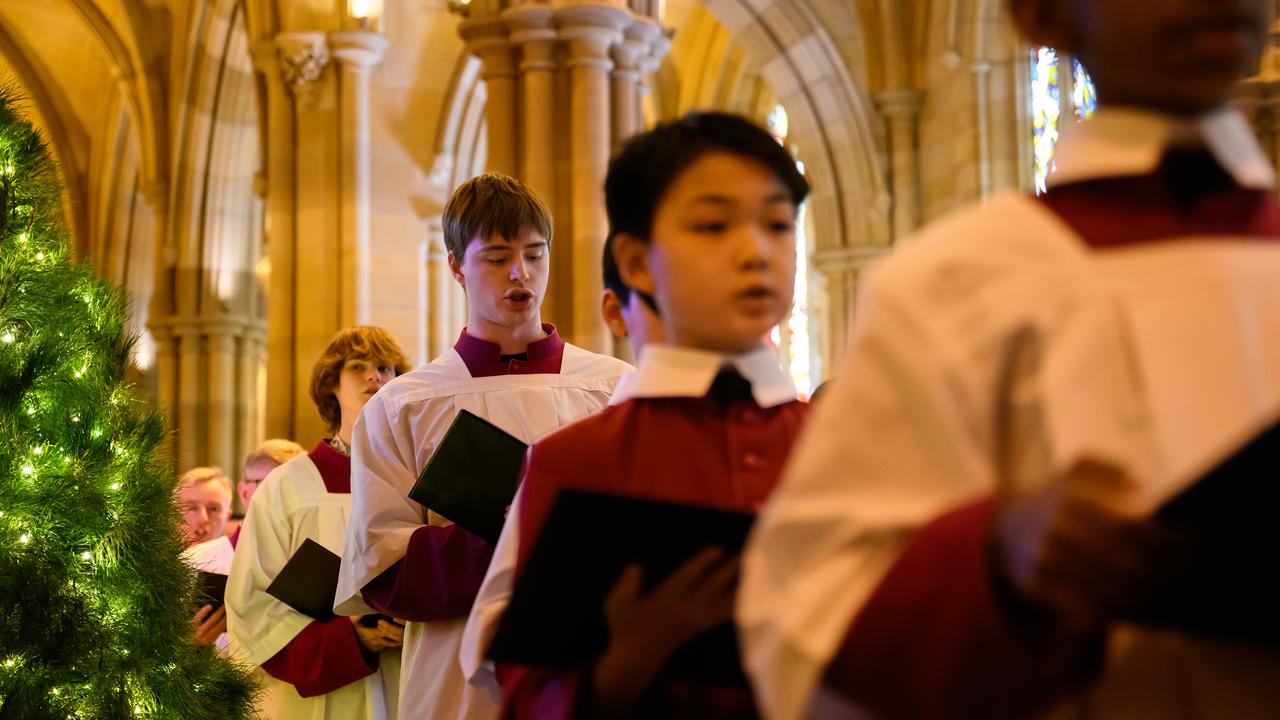 Para jamaah berkumpul di Misa Natal Katedral St Mary.