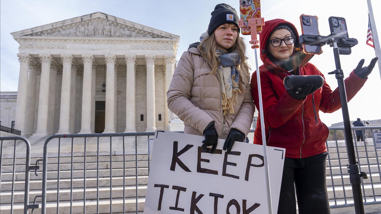 Penggemar TikTok Sarah Baus (Kiri) dan Tiffany Cianci.