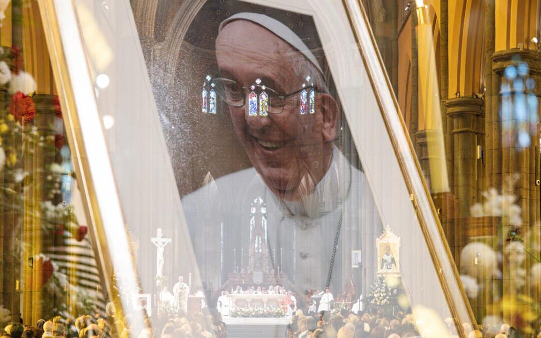 Dignitaries join everyday Australians to farewell Pope