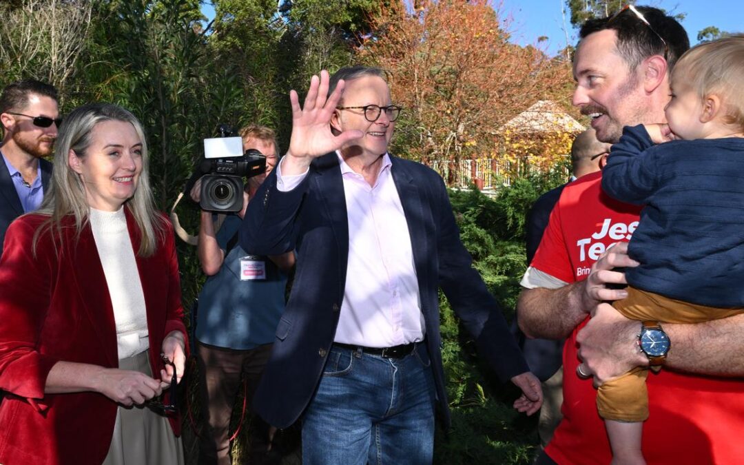 Leaders ease off on messaging as Aussies tune out