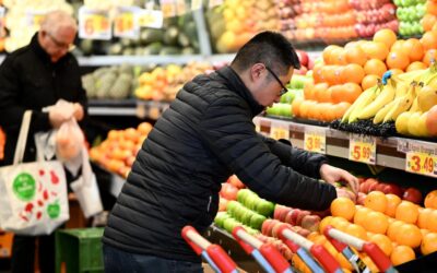 Aussies cautious on spending as rate pressures persist