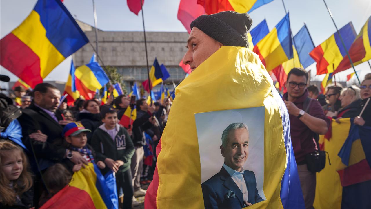 Supporters wait for Calin Georgescu