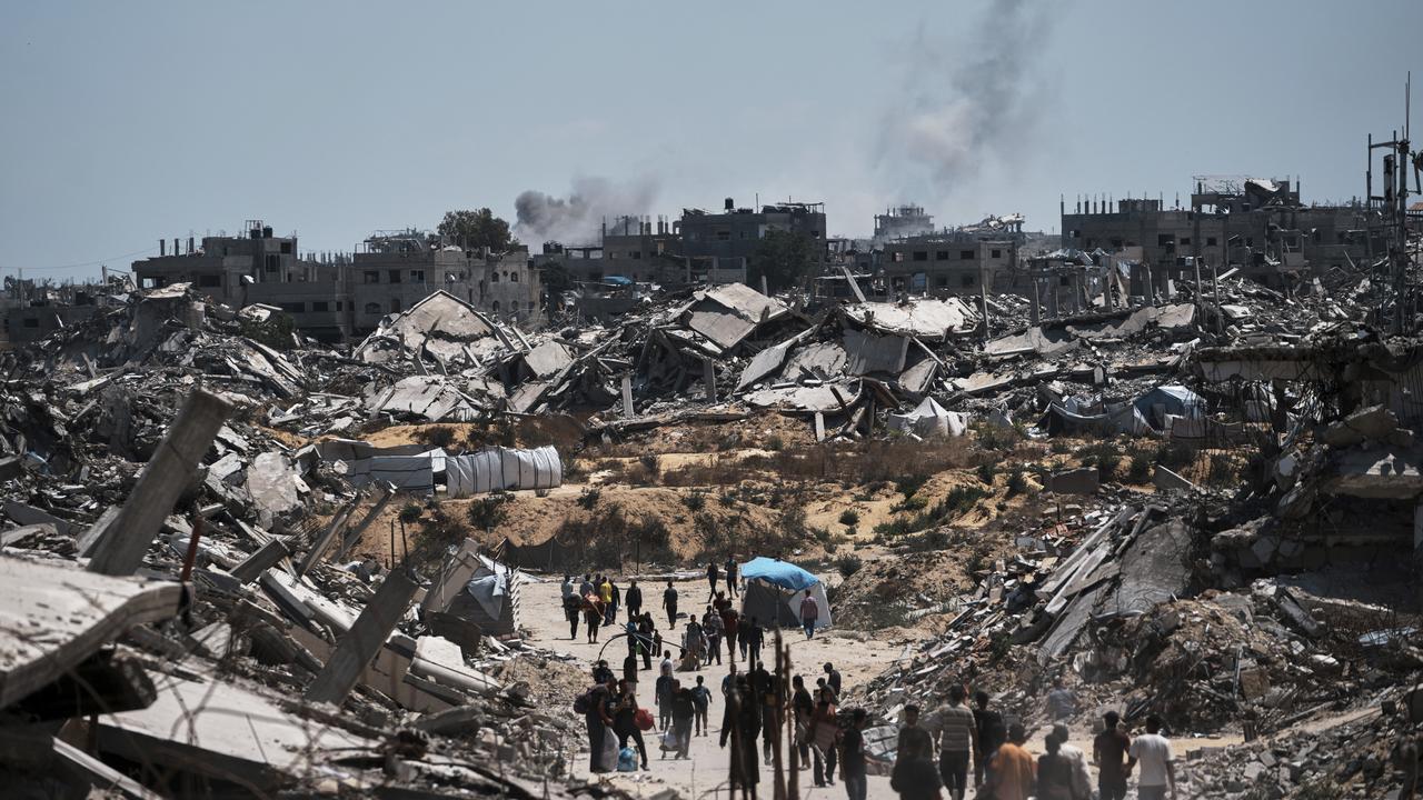 Displaced Palestinians retrieve their belongings