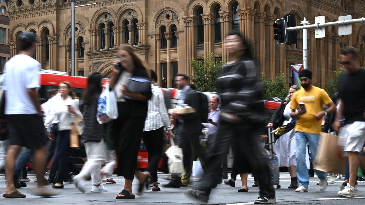 Workers and shoppers in Sydney's CBD