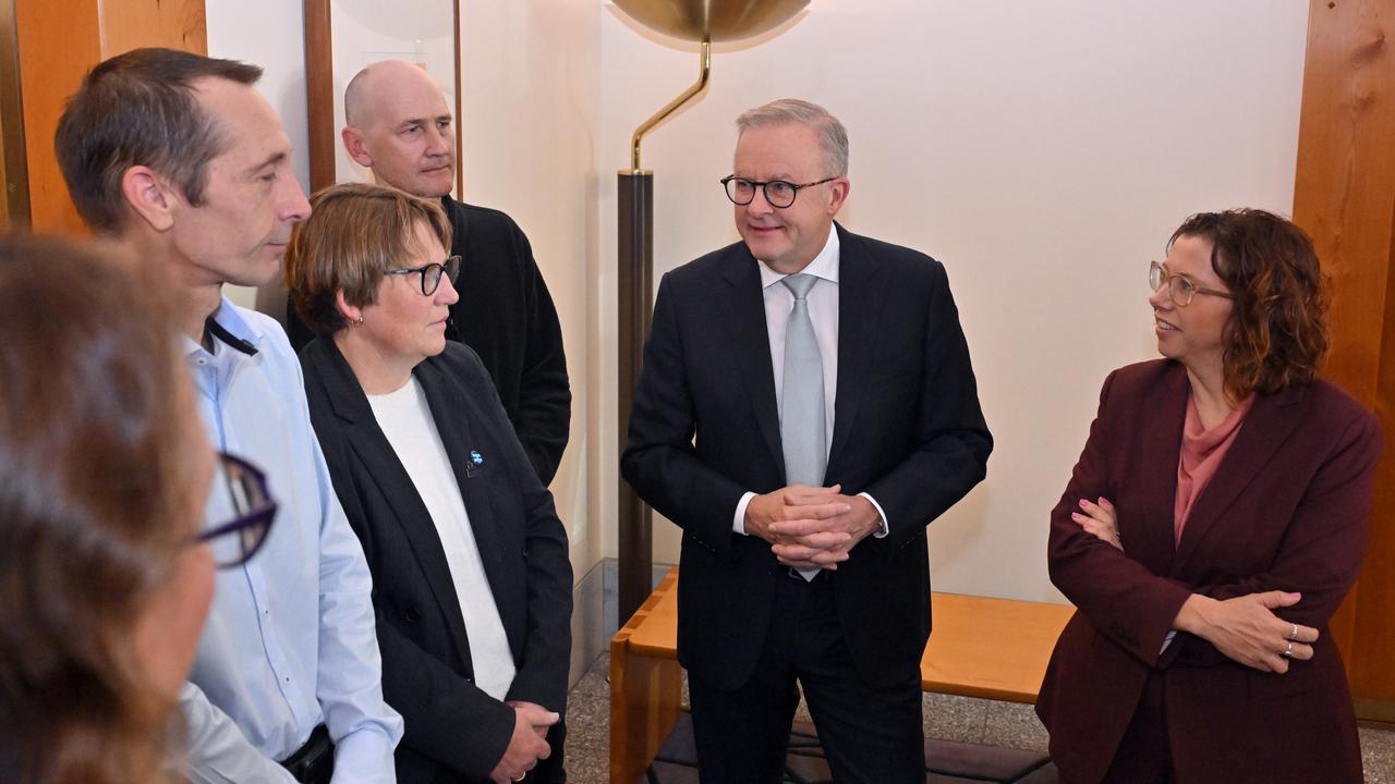 Anthony Albanese and Amanda Rishworth meet retail workers in Canberra