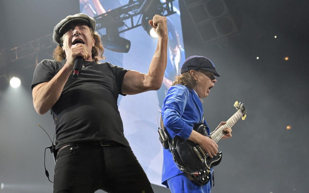 AC/DC blast sends Thunderstruck wolves fleeing