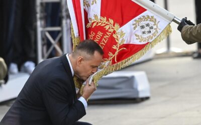 Nationalist Nawrocki sworn in as Polish president