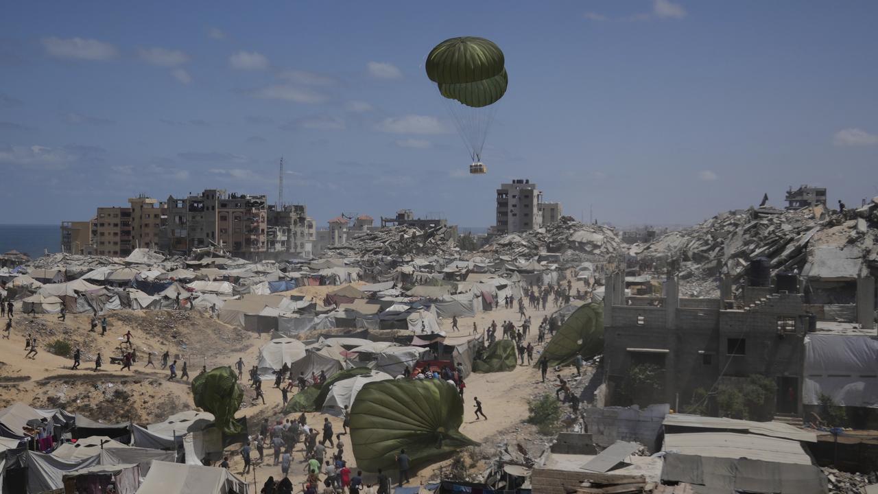 Palestinians rush to collect humanitarian aid