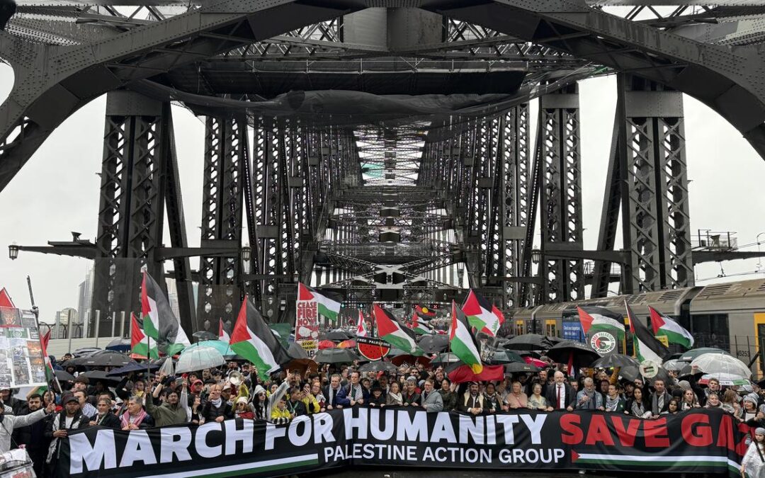 Thousands pour onto iconic bridge for Gaza