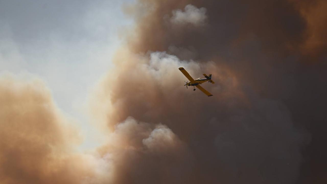 A plane flying through bushfire smoke in Geraldton, Western Australia