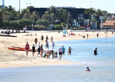 Scorching heat tipped to break records as fires burn