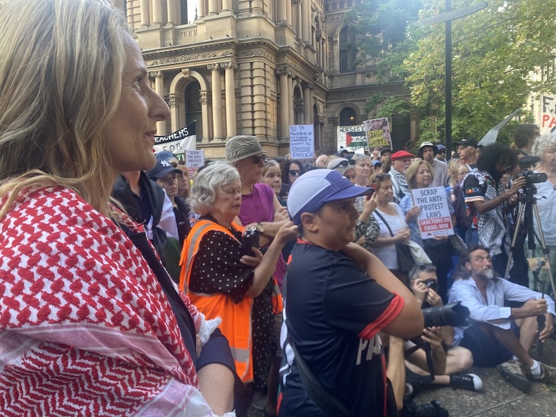 Peace protestors defy Minns ban: Friday