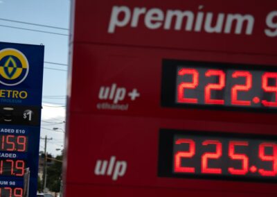 Fuel companies warned to give Aussies fair go at bowser