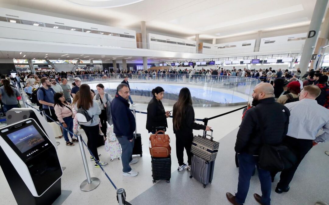 Musk offers to pay TSA salaries, amid budget battle