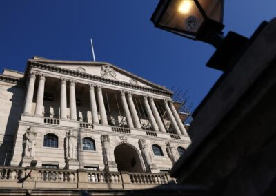 Bank of England members vote 9-0 to keep rates on hold