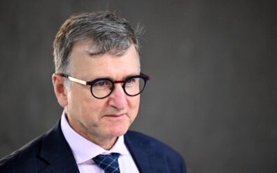 Union clean-up hit as ailing corruption fighter quits