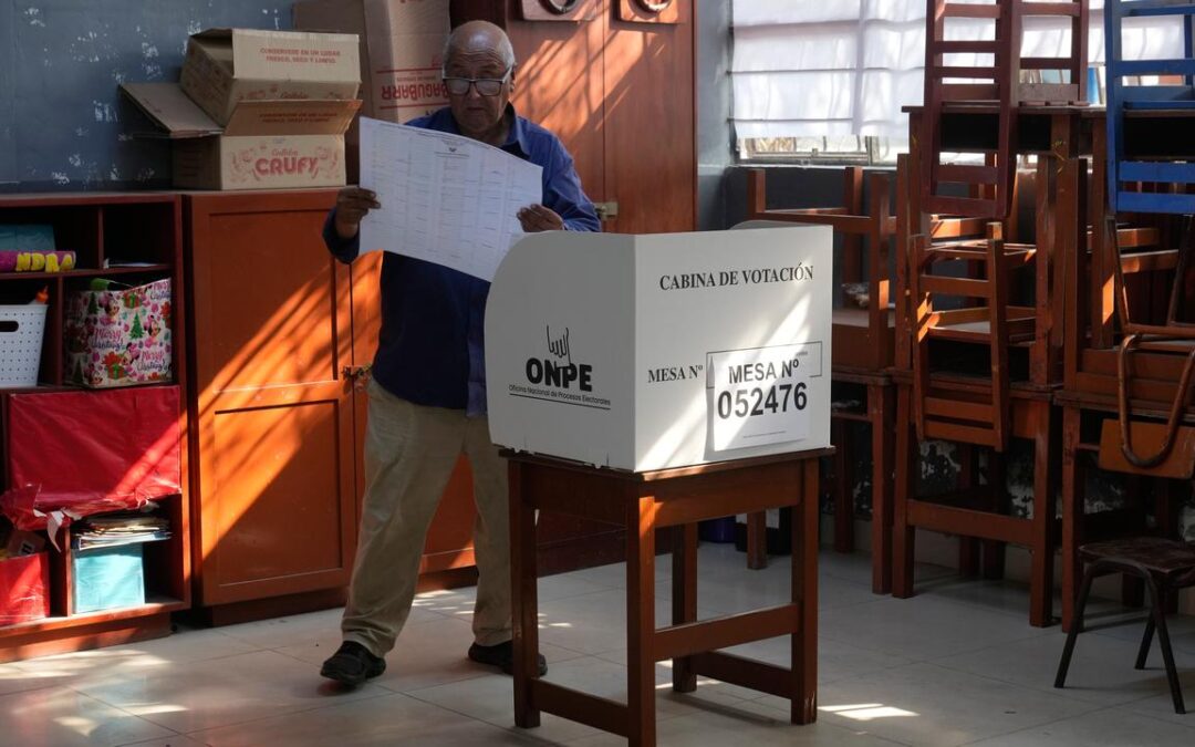 Peruvians vote in crowded presidential race