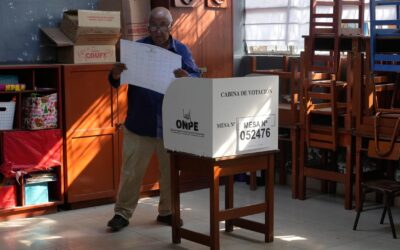 Peruvians vote in crowded presidential race
