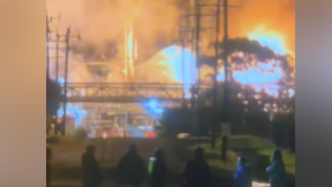 OIL REFINERY FIRE GEELONG