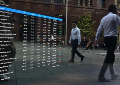 Shares mixed as fading oil price fails to boost miners
