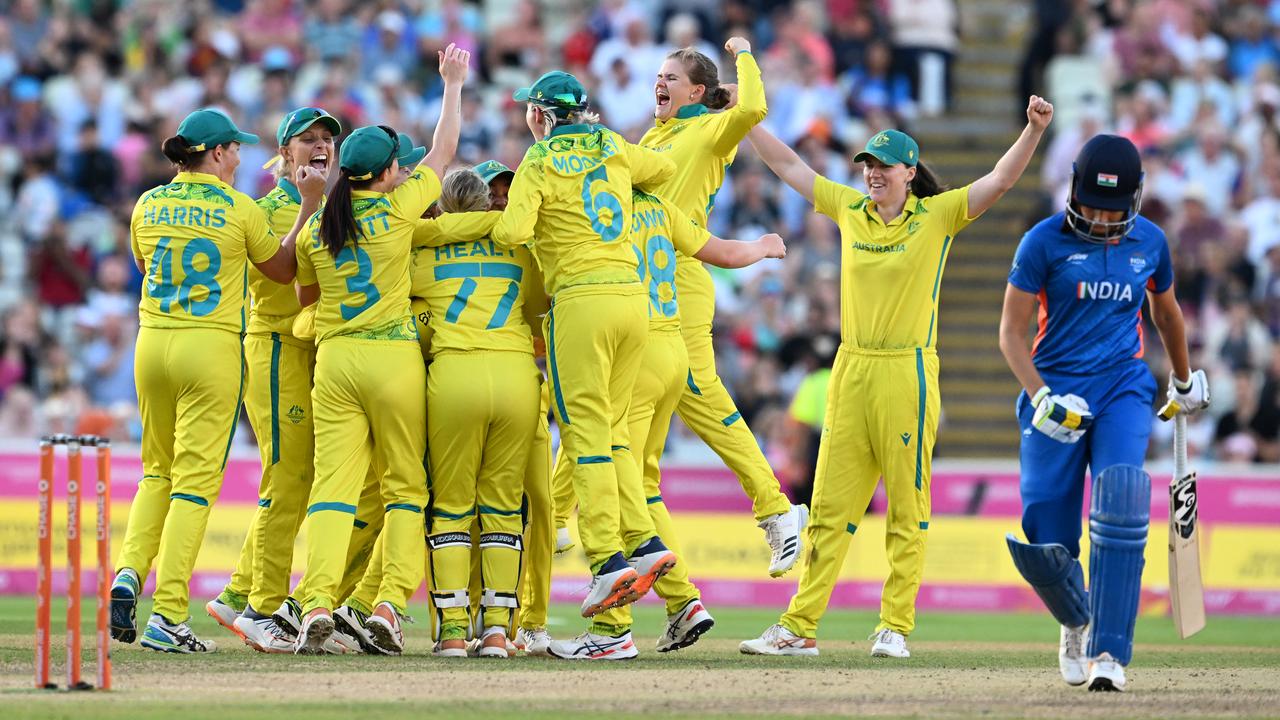 Australian players celebrate victory 