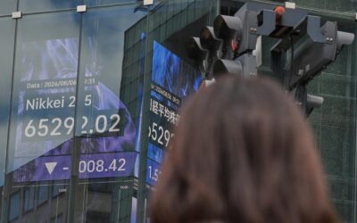 Asia shares pause for US jobs, oil extends gains