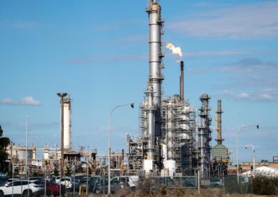 Key oil refinery long way from return to full capacity