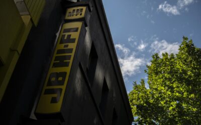 Sales drop triggers share plunge at retail bellwether