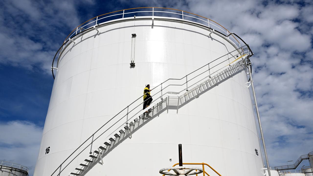 Oil storage tank