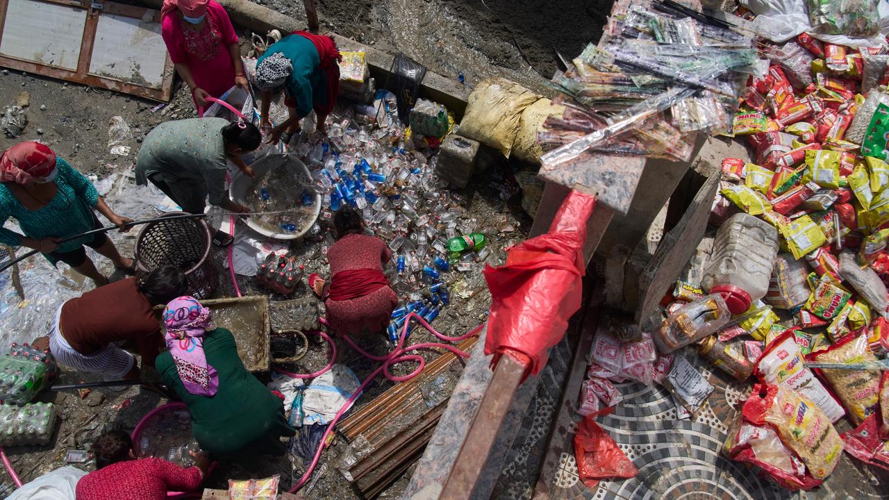 Women salvage food after the floods