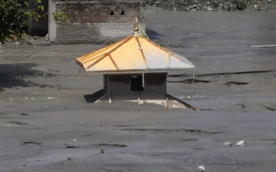 Nepal steps up rescue effort to reach hundreds trapped