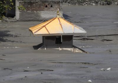 Nepal steps up rescue effort to reach hundreds trapped