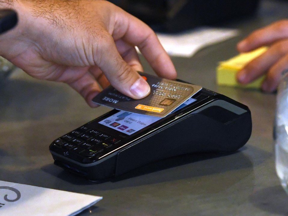 credit card payment at a cafe