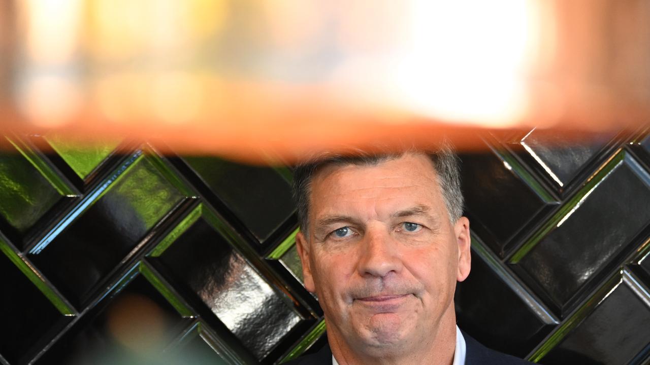 ANGUS TAYLOR CAFE VISIT