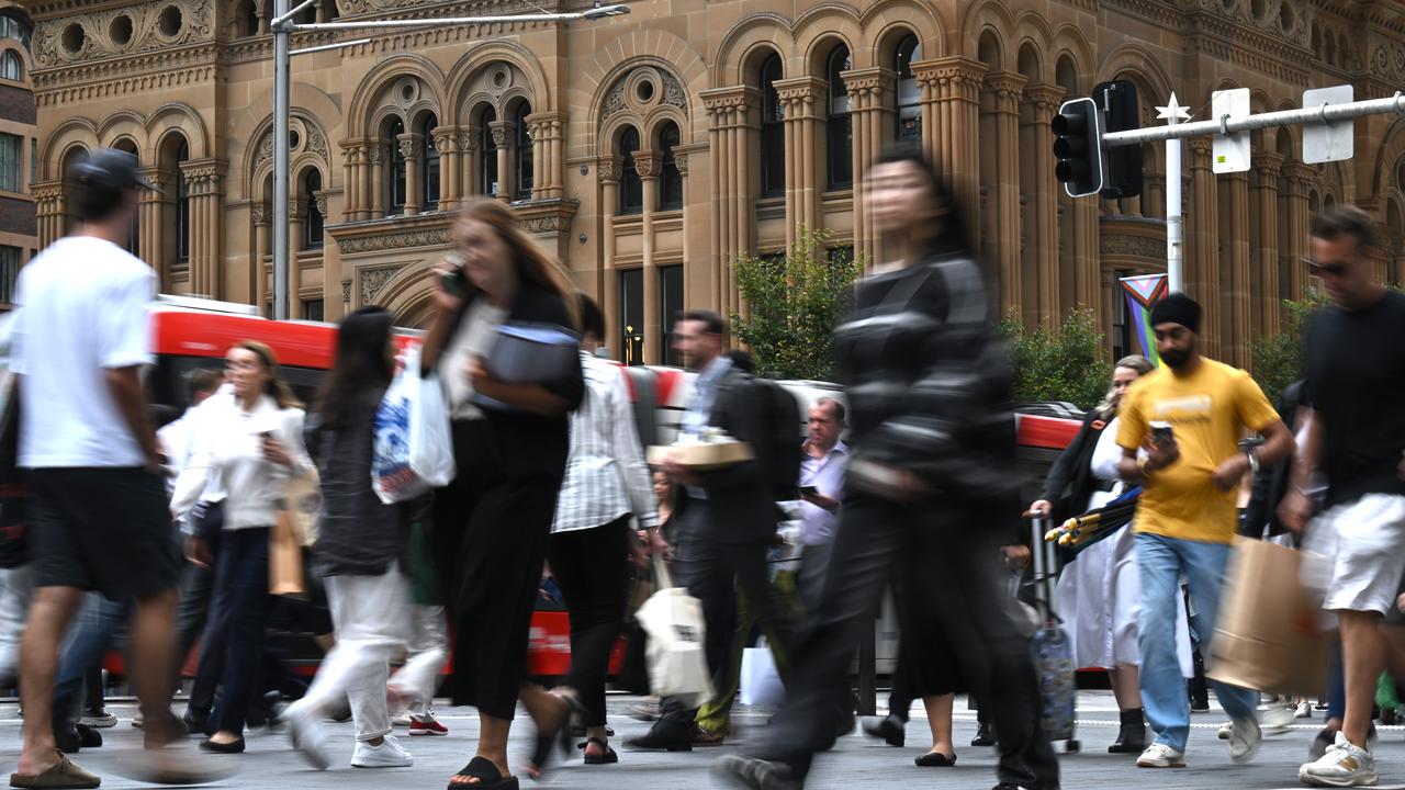 Sydney CBD workers during lunchtime in Sydney